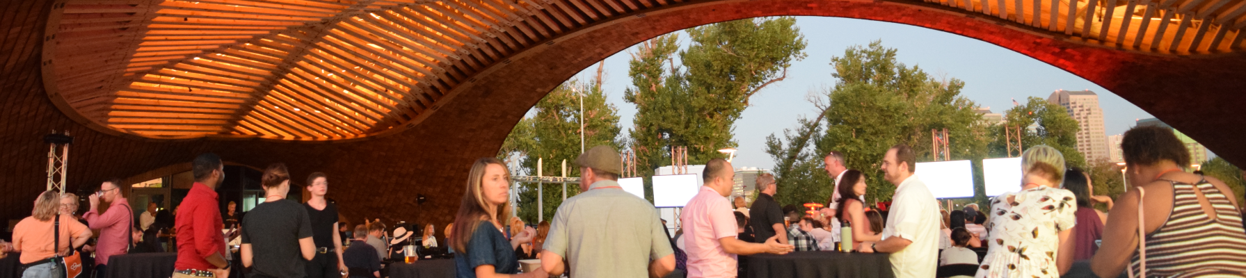Tedx演讲在谷仓拍摄的居民站在拱门下